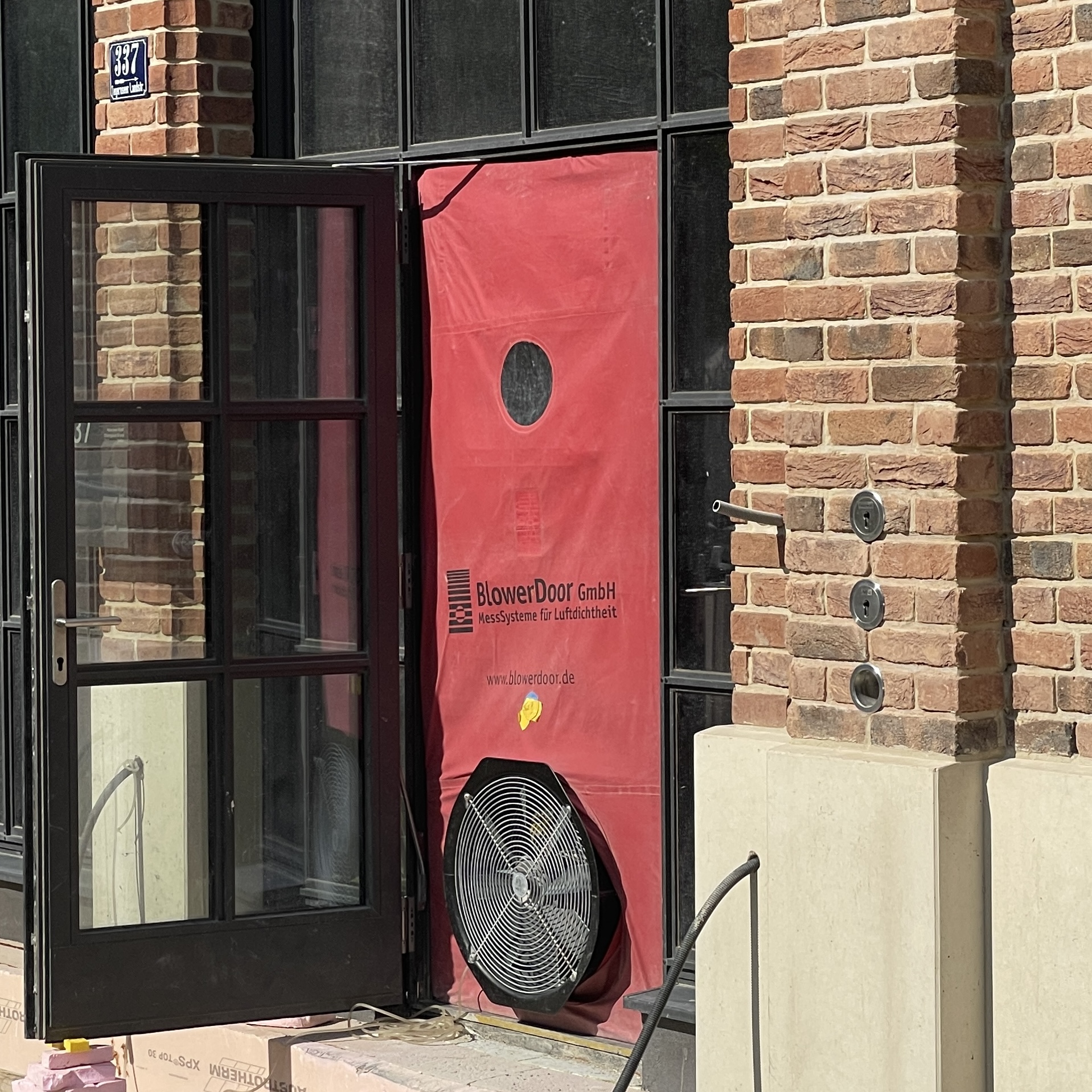 BlowerDoor Test an einer Haustür - Professionelle Luftdichtheitsmessung